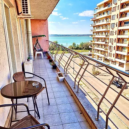 Summerland Seaview Apartment *